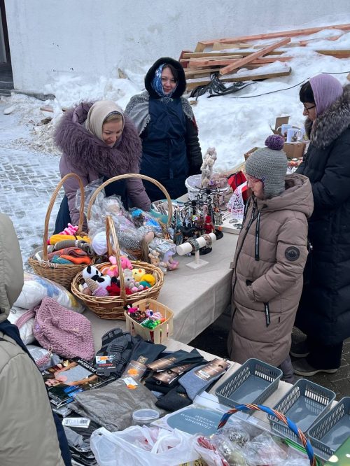 Социальный отдел храма Казанской иконы Божией Матери в Лосиноостровской провел благотворительную Сретенскую ярмарку
