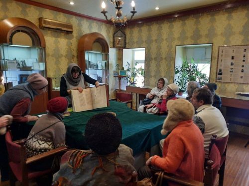 Музей старопечатных книг и церковной утвари при храме Живоначальной Троицы на Пятницком кладбище посетили гости из проекта «Московское долголетие» района Фили