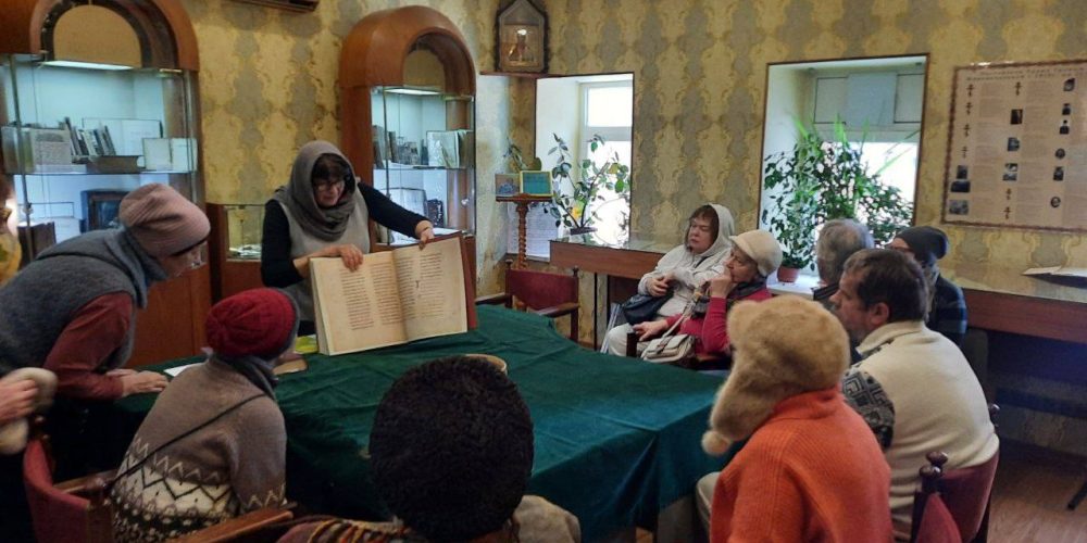 Музей старопечатных книг и церковной утвари при храме Живоначальной Троицы на Пятницком кладбище посетили гости из проекта «Московское долголетие» района Фили