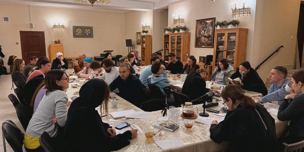 В храме иконы Божией Матери «Неопалимая Купина» в Отрадном прошел очередной молодежный семинар по самопознанию и искусству отношений