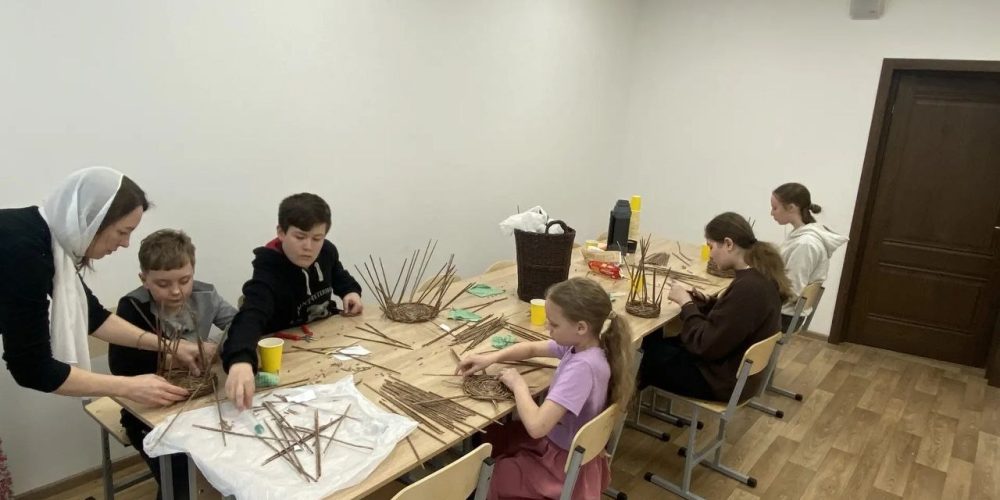 Воспитанники воскресной школы храма Успения Пресвятой Богородицы в Останкине изготовили пасхальные корзинки