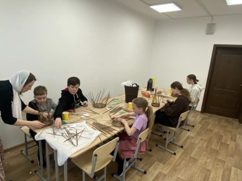 Воспитанники воскресной школы храма Успения Пресвятой Богородицы в Останкине изготовили пасхальные корзинки
