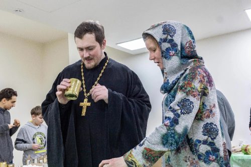 В храме святых равноапостольных Кирилла и Мефодия в Ростокино состоялся общевикариатский молодежный мастер-класс по изготовлению окопных свечей