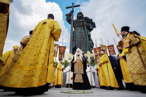 Управляющий Cеверо-Восточным викариатством сослужил Предстоятелю Русской Церкви за молебном у памятника равноапостольному князю Владимиру на Боровицкой площади