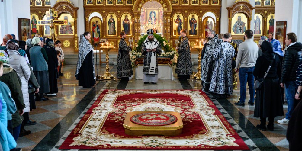В Великий Пяток митрополит Арсений совершил вечерню с выносом Плащаницы Спасителя в храме Успения Пресвятой Богородицы в Останкине