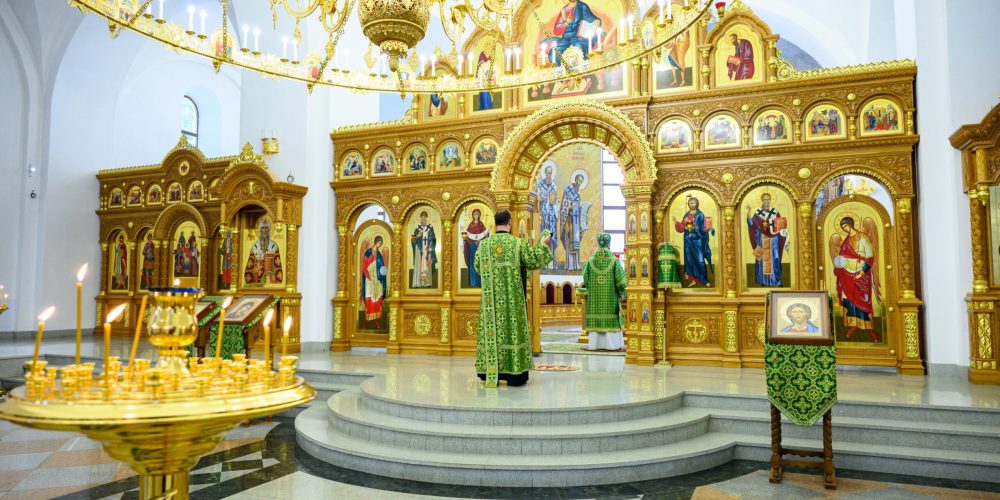В день памяти всех преподобных отцов, в подвиге просиявших, митрополит Арсений совершил Божественную литургию в храме Успения Пресвятой Богородицы в Останкине