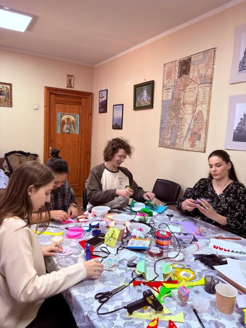 Красочные пасхальные открытки подготовила молодежь храма Живоначальной Троицы в Останкино для бойцов СВО