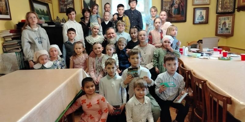 В воскресной школе «Виноградинка» при храме Владимирской иконы Божией Матери в Виноградове прошёл Пасхальный праздник