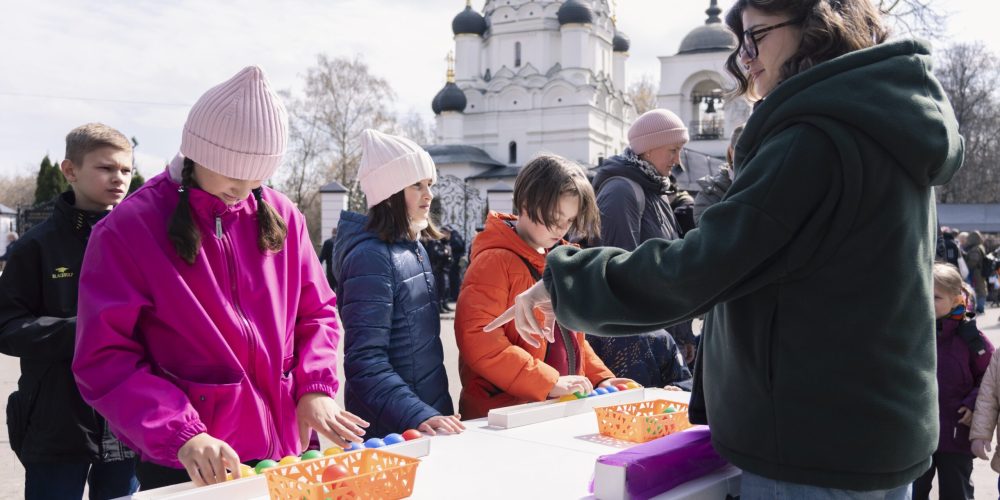 Экскурсии по храму, выступление юных гусляров, спектакль «Русалочка»: большой пасхальный праздник прошел в храме Покрова Пресвятой Богородицы в Медведкове