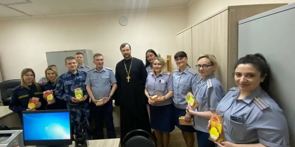 Настоятель храма Собора Новомучеников и исповедников Российских в Бабушкине поздравил сотрудников Уголовно-исполнительной инспекции Главного управления ФСИН России с Пасхой