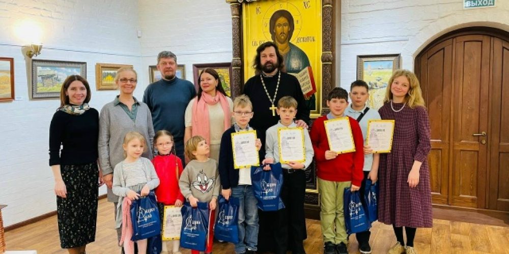 В храме преподобного Серафима Саровского в Раеве состоялся выпускной курса «Маленький реставратор»