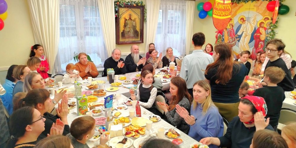 В воскресной школе храма святых мучеников Адриана и Наталии в Бабушкине состоялся большой семейный праздник, посвященный Неделе Жен-Мироносиц