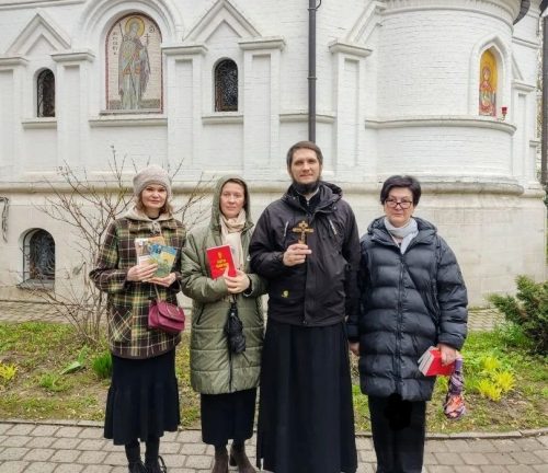В Неделю святых жен-мироносиц учащиеся просветительских курсов при храме святого благоверного князя Дмитрия Донского в Раеве совершили уличную миссию