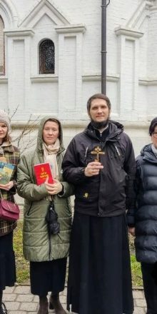 В Неделю святых жен-мироносиц учащиеся просветительских курсов при храме святого благоверного князя Дмитрия Донского в Раеве совершили уличную миссию