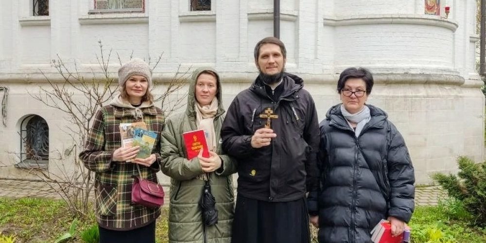 В Неделю святых жен-мироносиц учащиеся просветительских курсов при храме святого благоверного князя Дмитрия Донского в Раеве совершили уличную миссию