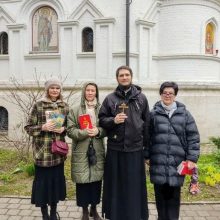 В Неделю святых жен-мироносиц учащиеся просветительских курсов при храме святого благоверного князя Дмитрия Донского в Раеве совершили уличную миссию