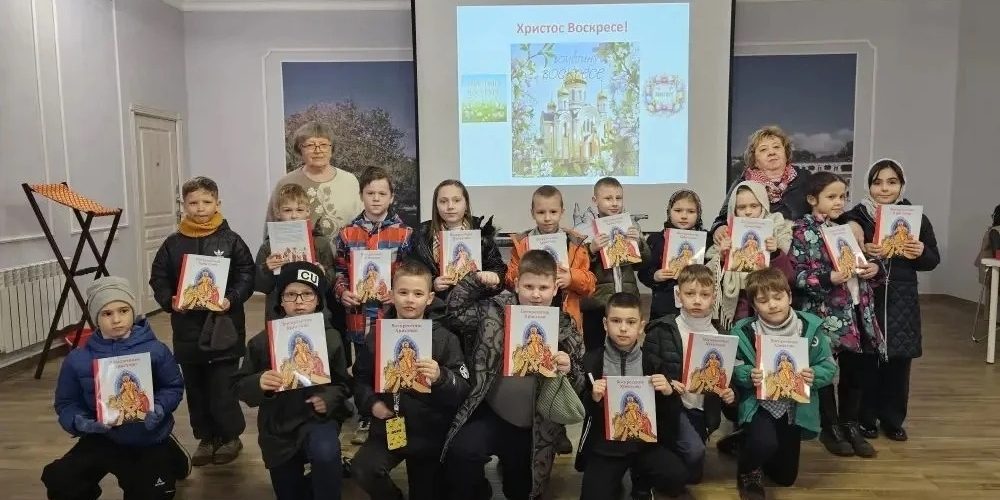В рамках мероприятий «Пасхальная радость» для первоклассников школы №1412 прошла экскурсия по храмовому комплексу прихода преподобного Сергия Радонежского в Бибиреве
