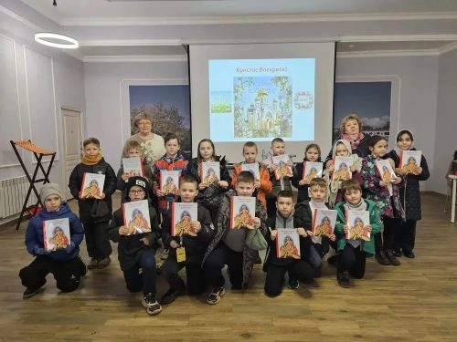 В рамках мероприятий «Пасхальная радость» для первоклассников школы №1412 прошла экскурсия по храмовому комплексу прихода преподобного Сергия Радонежского в Бибиреве