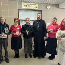 Добровольцы храма Покрова Пресвятой Богородицы в Медведкове посетили раненых в госпитале для ветеранов войн № 3 с пасхальными поздравлениями