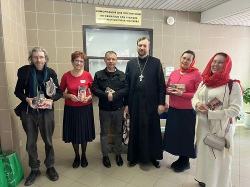 Добровольцы храма Покрова Пресвятой Богородицы в Медведкове посетили раненых в госпитале для ветеранов войн № 3 с пасхальными поздравлениями