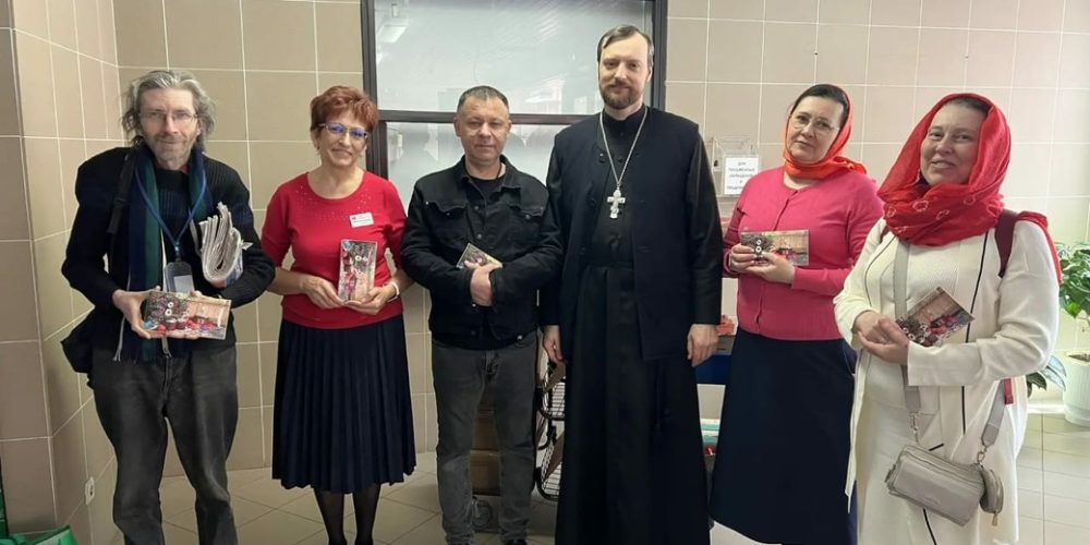 Добровольцы храма Покрова Пресвятой Богородицы в Медведкове посетили раненых в госпитале для ветеранов войн № 3 с пасхальными поздравлениями