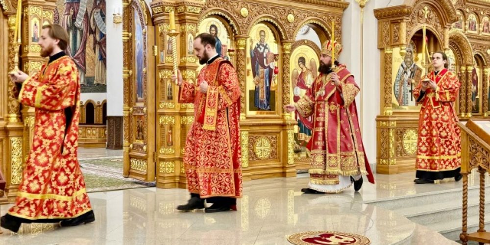 В канун Недели о самаряныне митрополит Арсений возглавил всенощное бдение в храме Успения Пресвятой Богородицы в Останкине