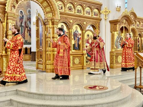 В канун Недели о самаряныне митрополит Арсений возглавил всенощное бдение в храме Успения Пресвятой Богородицы в Останкине