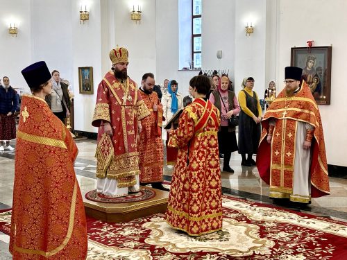 В Неделю 5-ю по Пасхе митрополит Арсений совершил Божественную литургию в храме Успения Пресвятой Богородицы в Останкине