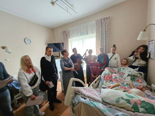 В храме Ризоположения в Леонове прошли памятные мероприятия, посвященные Дню Победы, и праздничный концерт в хосписе