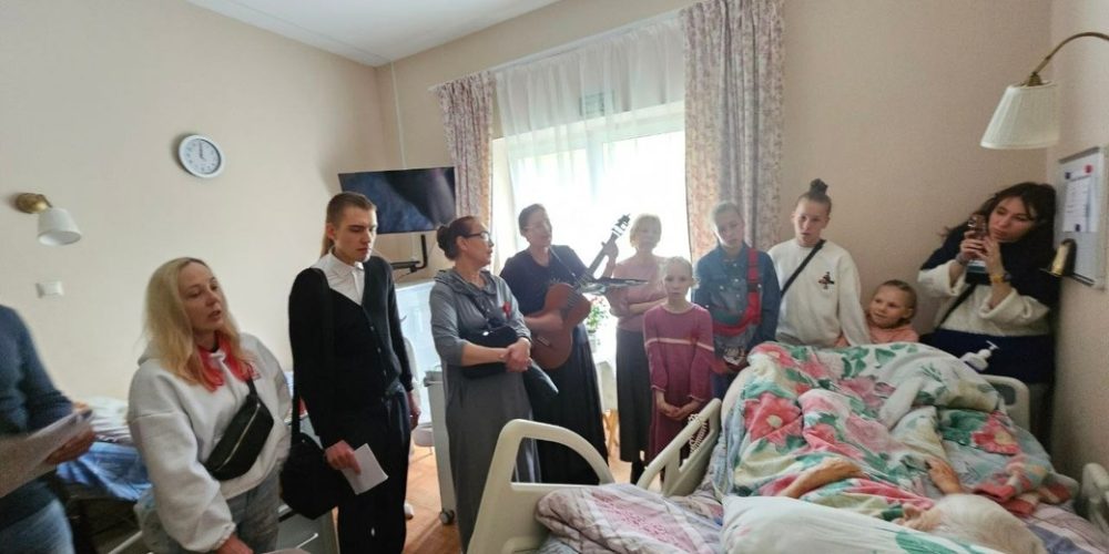 В храме Ризоположения в Леонове прошли памятные мероприятия, посвященные Дню Победы, и праздничный концерт в хосписе
