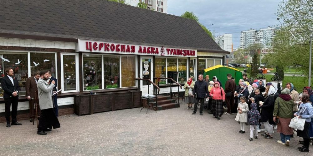 На территории храма священномученика Владимира, митрополита Киевского и Галицкого, в Свиблове состоялся концерт, посвященный Дню Победы