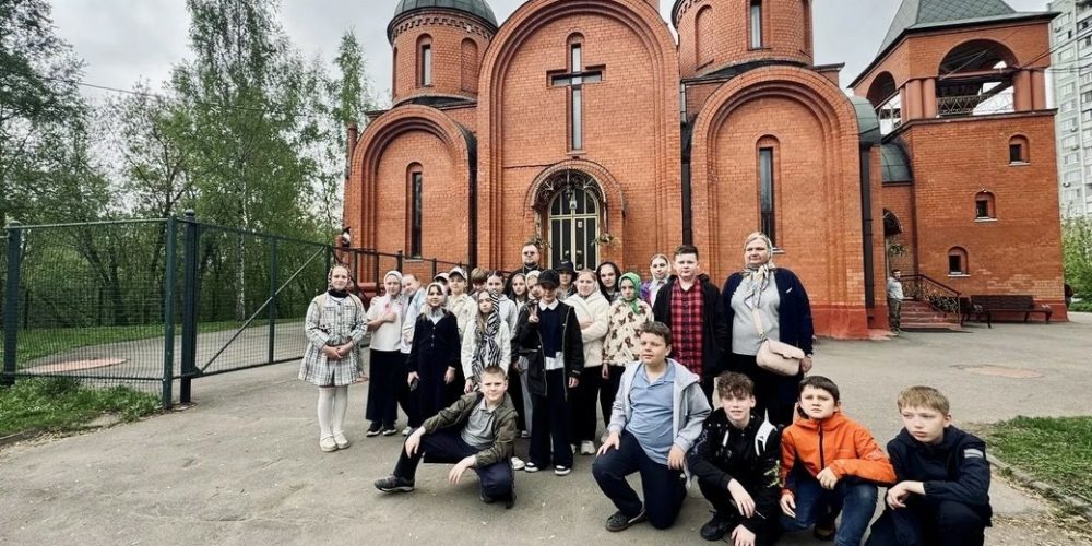 Учащиеся школы № 962 с экскурсией посетили храм святителя Николая Мирликийского в Отрадном