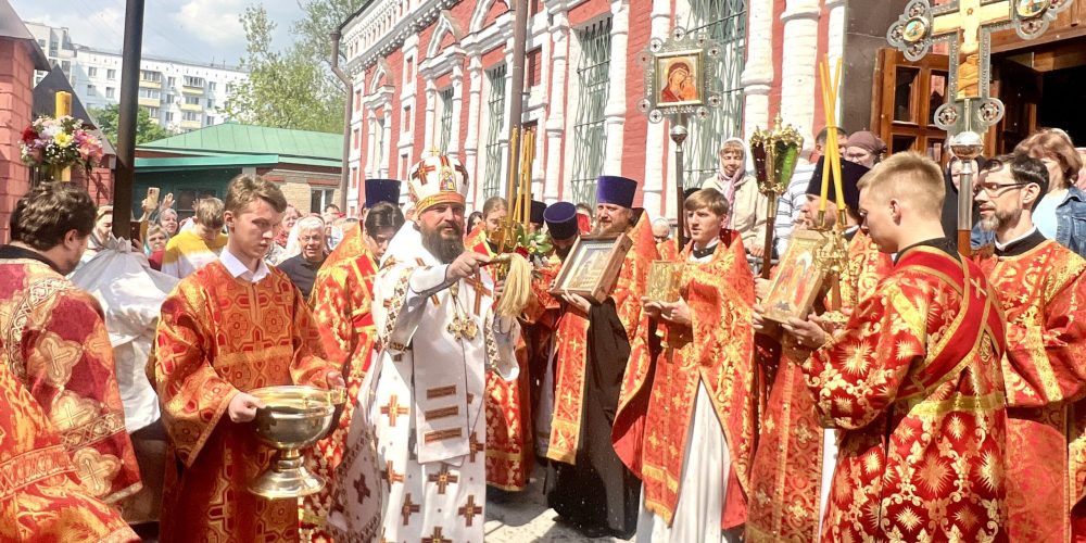 В день престольного праздника митрополит Арсений совершил Божественную литургию в храме Иконы Божией Матери «Нечаянная Радость» в Марьиной Роще