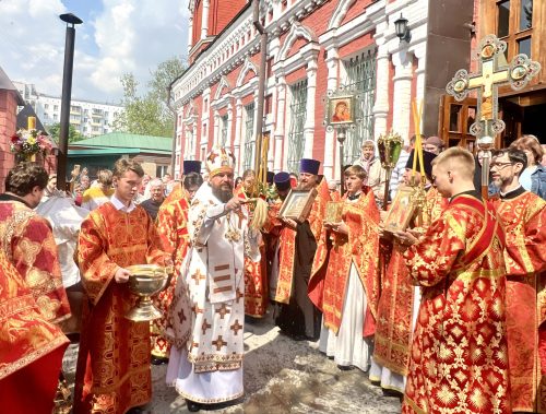 В день престольного праздника митрополит Арсений совершил Божественную литургию в храме Иконы Божией Матери «Нечаянная Радость» в Марьиной Роще