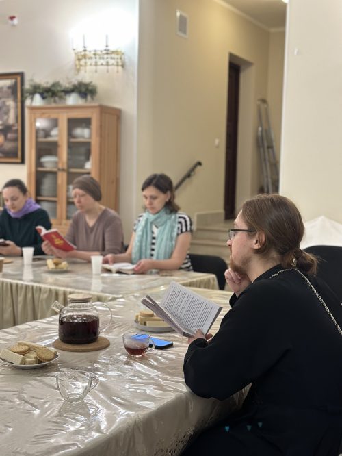 При храме иконы Божией Матери «Неопалимая Купина» в Отрадном состоялась очередная встреча по изучению Евангелия