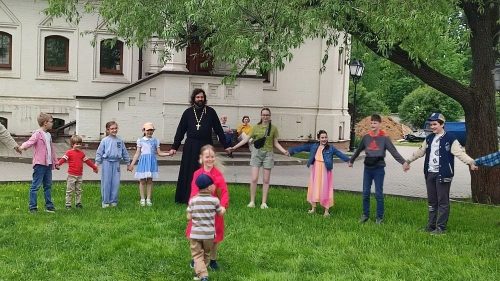 В храме преподобного Серафима Саровского в Раеве показали теневой Пасхальный спектакль