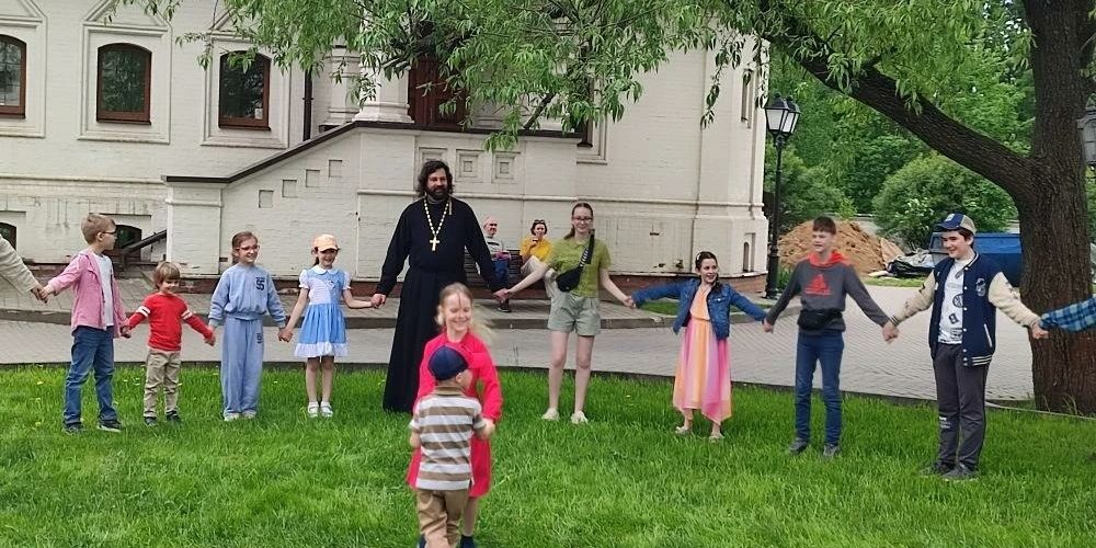 В храме преподобного Серафима Саровского в Раеве показали теневой Пасхальный спектакль