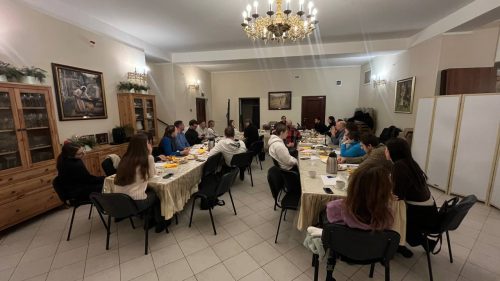 В храме иконы Божией Матери «Неопалимая Купина» в Отрадном прошла очередная молодежная встреча из цикла просветительских встреч по самопознанию и искусству отношений